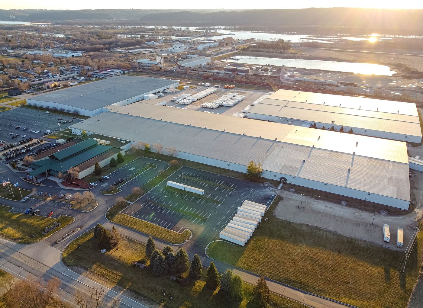 Vista aérea de um grande centro de distribuição ao entardecer
